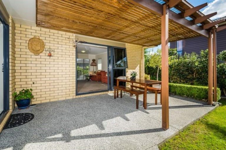 Photo of property in 8 Spring Valley Place, Oteha, Auckland, 0632