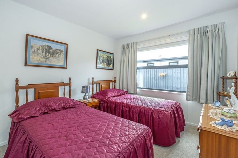 Photo of property in 2/5 Hadlow Place, Burnside, Christchurch, 8041