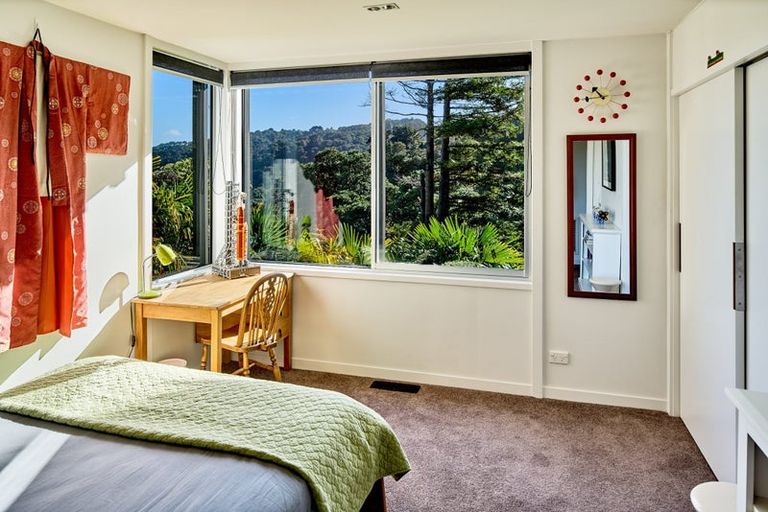 Photo of property in 4 Francis Bell Grove, Lowry Bay, Lower Hutt, 5013