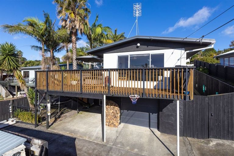 Photo of property in 43 Pohutukawa Avenue, Red Beach, 0932