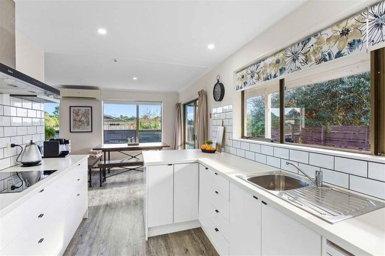 Photo of property in 34a Rewarewa Crescent, Waikanae, 5036