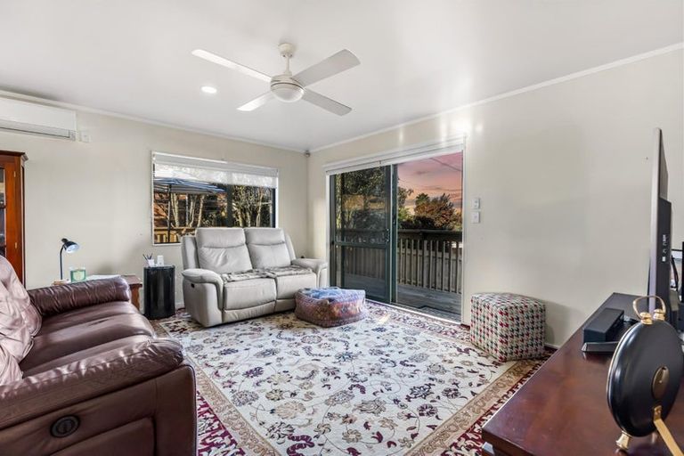 Photo of property in 11 Killygordon Place, Massey, Auckland, 0614