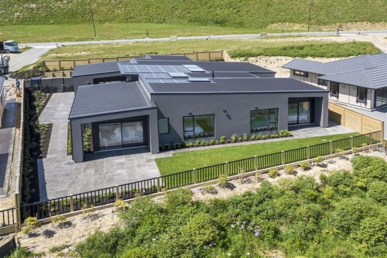 Photo of property in 55 Queen Charlotte Drive, Aotea, Porirua, 5024