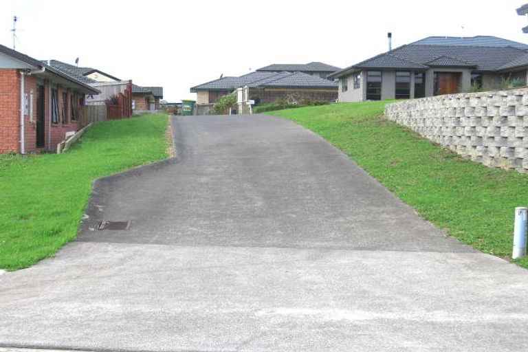 Photo of property in 17 Roy Maloney Drive, Henderson, Auckland, 0612