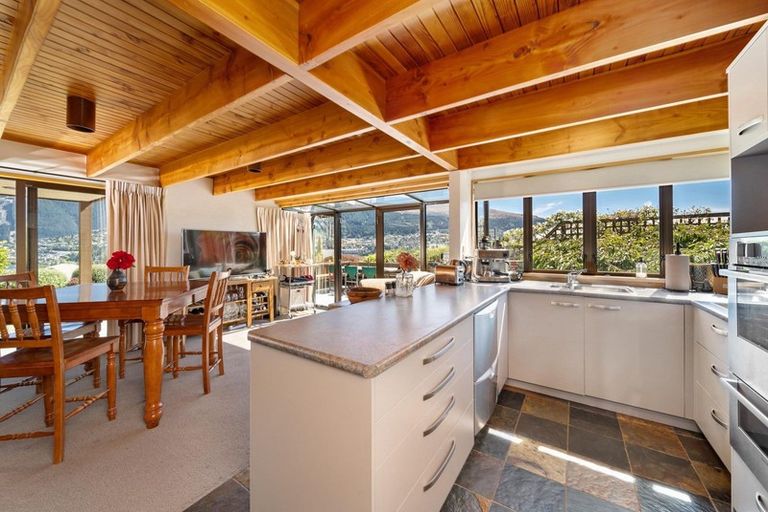Photo of property in 2 Milward Place, Kelvin Heights, Queenstown, 9300