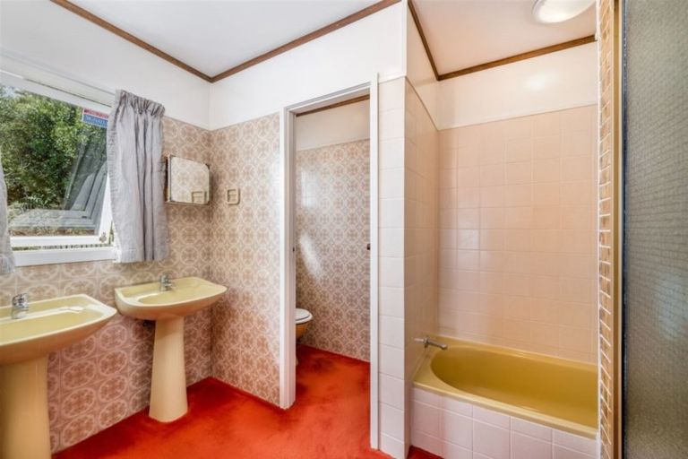 Photo of property in 531 Scenic Drive, Waiatarua, Auckland, 0612