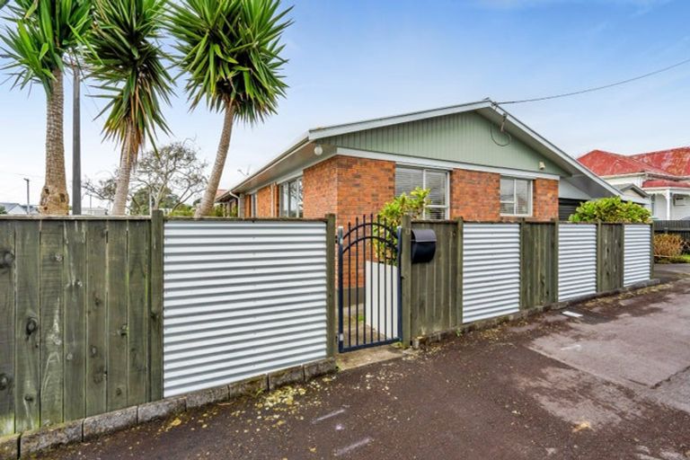 Photo of property in 13 Kowhai Street, Strandon, New Plymouth, 4312