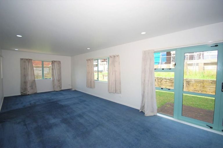 Photo of property in 3b Deuxberry Avenue, Northcote, Auckland, 0627