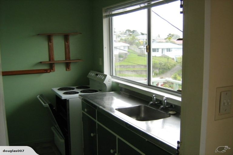 Photo of property in 8a Longcroft Terrace, Newlands, Wellington, 6037