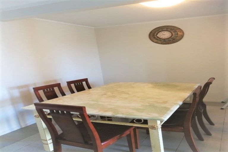 Photo of property in 1/1 Cheval Drive, Totara Vale, Auckland, 0629