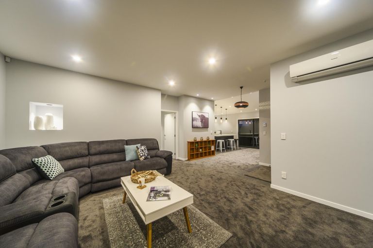 Photo of property in 3 Vaucluse Heights, Fitzherbert, Palmerston North, 4410