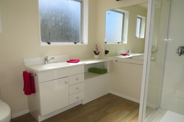 Photo of property in 2/12 Wanstead Place, Woolston, Christchurch, 8062