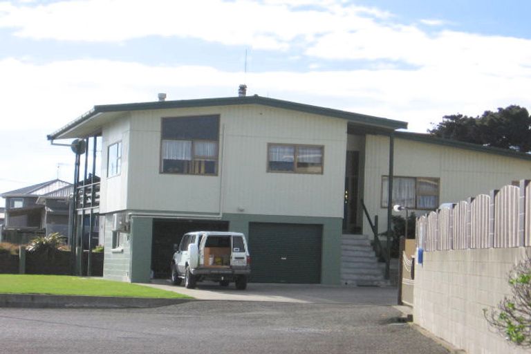 Photo of property in 1 Hartley Street, Foxton Beach, Foxton, 4815