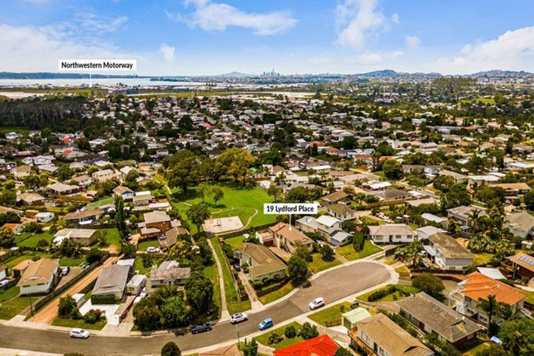 Photo of property in 19 Lydford Place, Glendene, Auckland, 0602