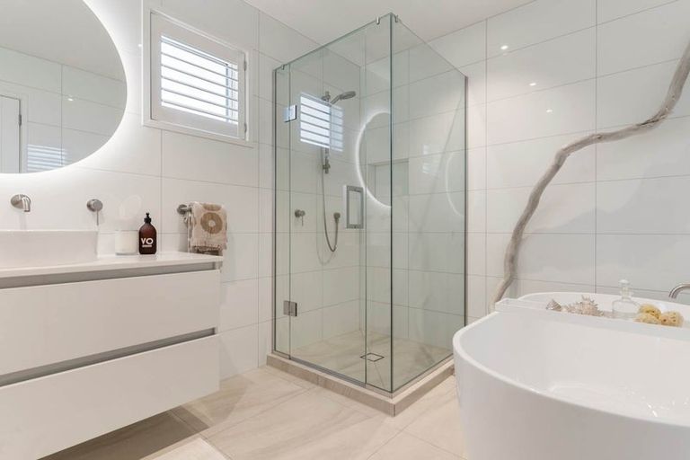 Photo of property in 32a Sandown Road, Rothesay Bay, Auckland, 0630