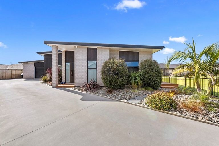 Photo of property in 20 Naeo Close, Papamoa Beach, Papamoa, 3118
