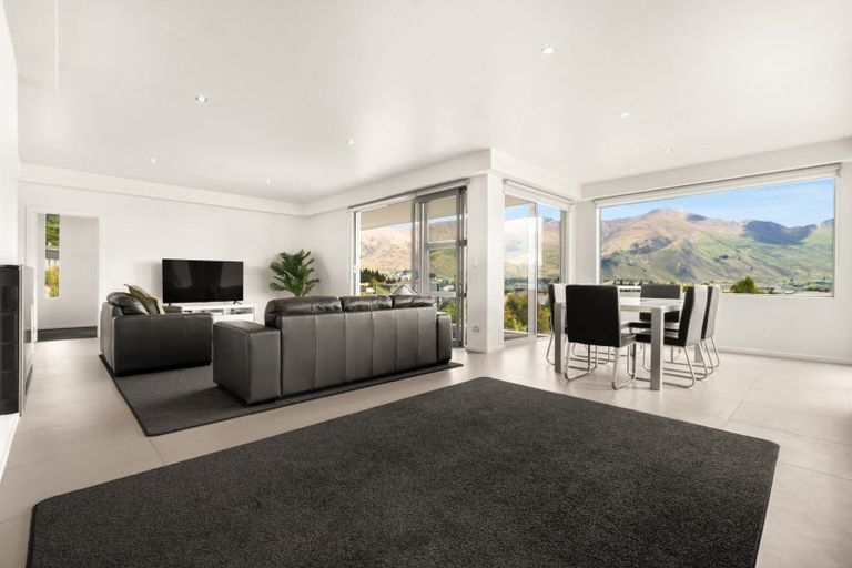 Photo of property in 5 Bovett Place, Wanaka, 9305