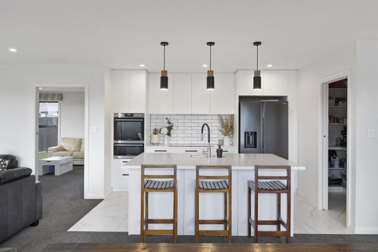 Photo of property in 2 Corsica Court, Fitzherbert, Palmerston North, 4410