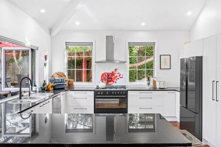Photo of property in 52 Rising Parade, Fairview Heights, Auckland, 0632