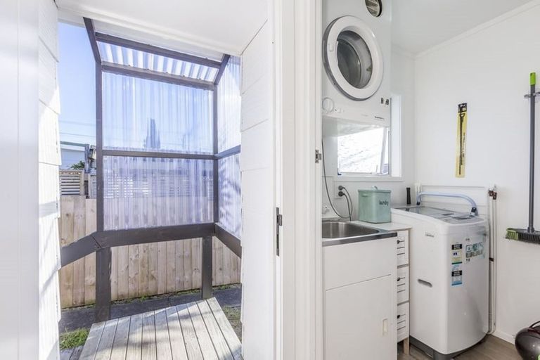 Photo of property in 2/49 Tramway Road, Beach Haven, Auckland, 0626