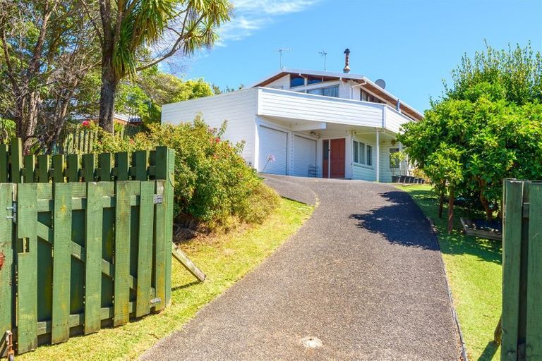 Photo of property in 18 Felgrove Street, Glendene, Auckland, 0602