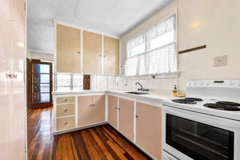 Photo of property in 79 Omata Road, Marfell, New Plymouth, 4310