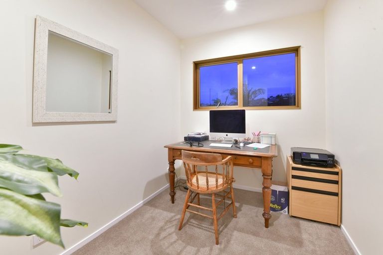 Photo of property in 9 Elgin Place, Red Beach, 0932