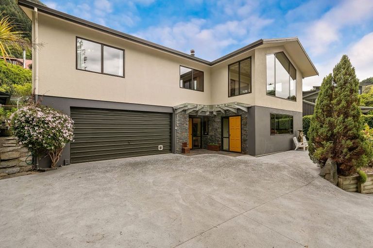 Photo of property in 9 Evergreen Place, Sunshine Bay, Queenstown, 9300