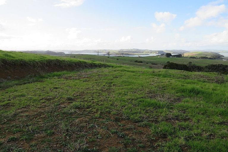 Photo of property in 300 Arapaoa Road, Tinopai, 0593