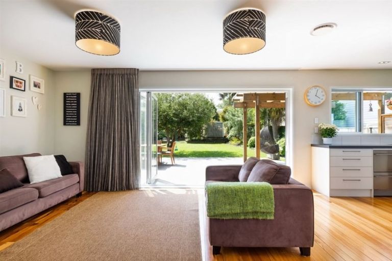 Photo of property in 17 Fowler Street, Northcote, Auckland, 0627