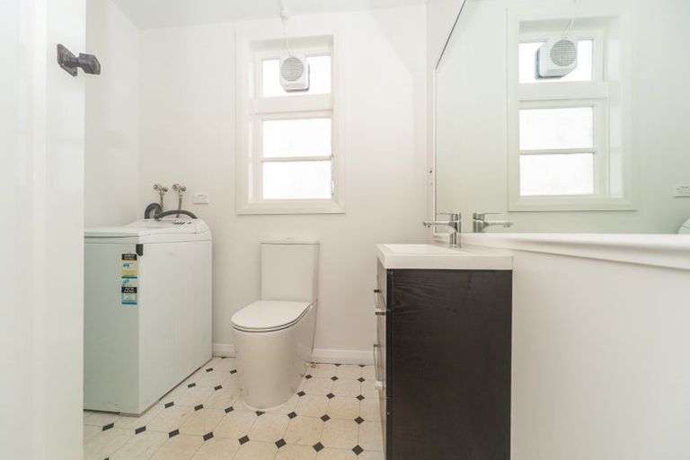 Photo of property in Graymor Flats, 2/19 Ohiro Road, Aro Valley, Wellington, 6021