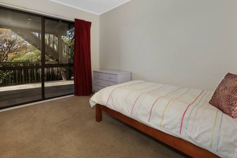 Photo of property in 33 Oak Avenue, Paremata, Porirua, 5024