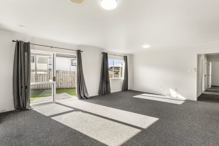 Photo of property in 1/75 Etherton Drive, Weymouth, Auckland, 2103