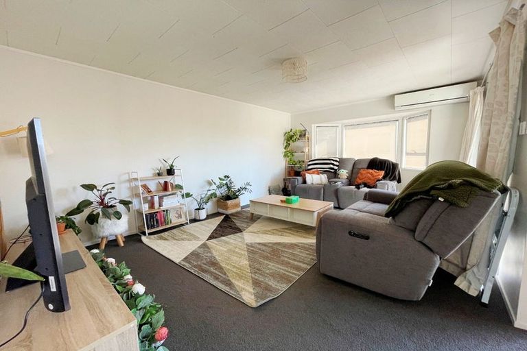 Photo of property in 2/1 Landsdale Place, Massey, Auckland, 0614
