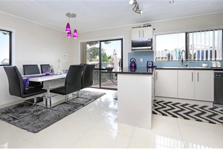 Photo of property in 1/2 Senecio Place, Weymouth, Auckland, 2103