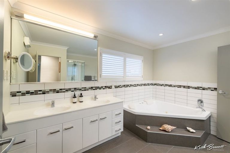 Photo of property in 8 Te Whiti Grove, Korokoro, Lower Hutt, 5012