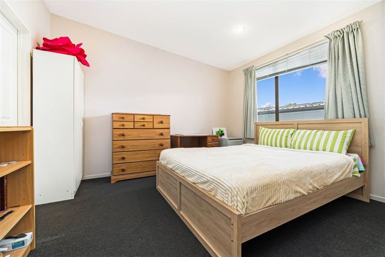 Photo of property in 28/3 Hulme Place, Henderson, Auckland, 0612