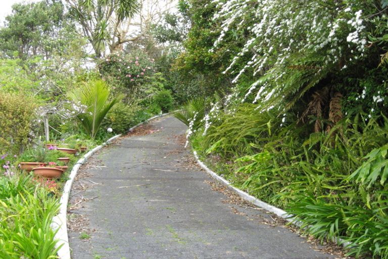 Photo of property in 32 Raroa Terrace, Waiatarua, Auckland, 0604