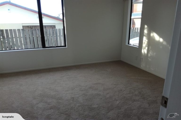 Photo of property in 6 Ashton Fitchett Drive, Brooklyn, Wellington, 6021