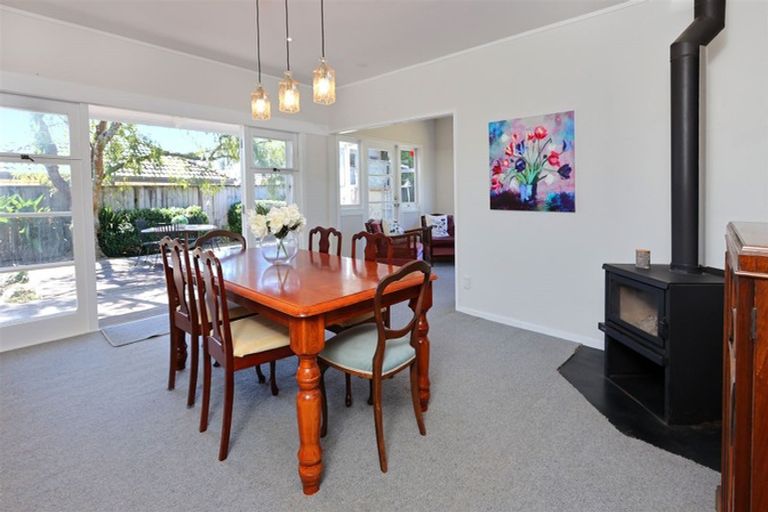Photo of property in 4 Tasman Avenue, Henderson Valley, Auckland, 0614