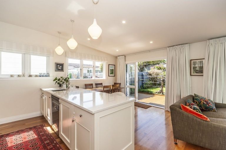 Photo of property in 10 Herald Terrace, Berhampore, Wellington, 6023