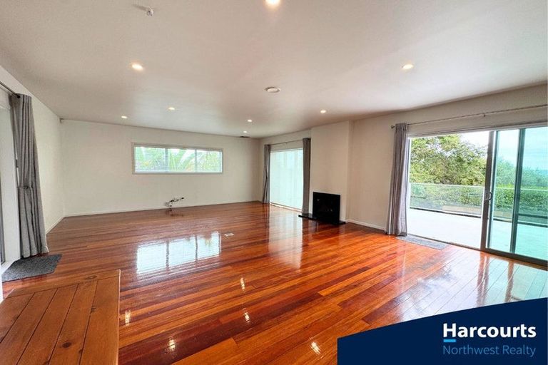 Photo of property in 86 Wiseley Road, West Harbour, Auckland, 0618