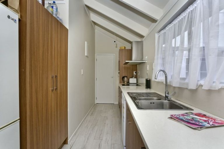 Photo of property in 1/5 Wyvern Place, Glenfield, Auckland, 0629