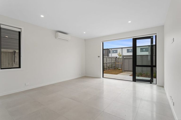 Photo of property in 16 Park Green Avenue, Rosehill, Papakura, 2113