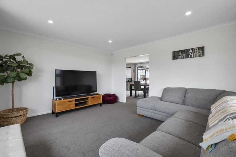 Photo of property in 21 Sardinia Grove, Fitzherbert, Palmerston North, 4410