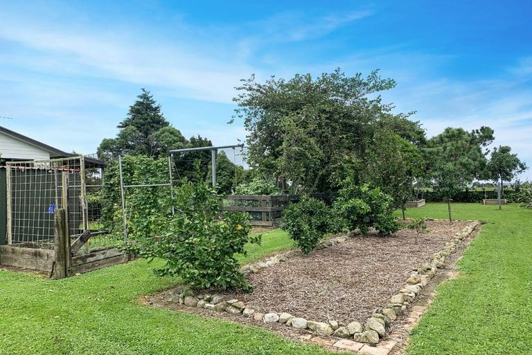 Photo of property in 437 Tararua Road, Levin, 5571