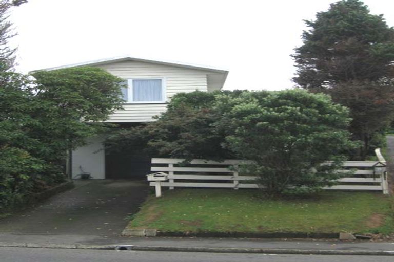 Photo of property in 30 Stewart Drive, Newlands, Wellington, 6037