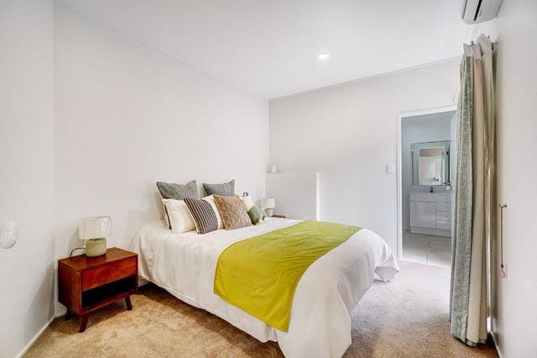 Photo of property in 8 Stitchbird Close, Murrays Bay, Auckland, 0630