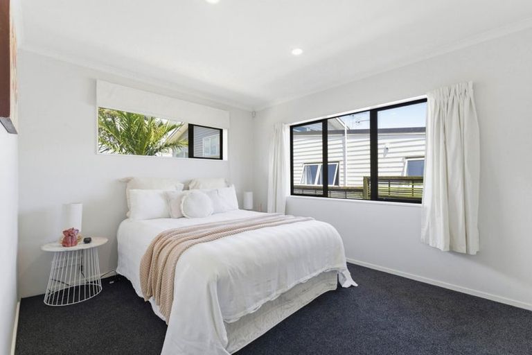 Photo of property in 25a Mcinnes Road, Weymouth, Auckland, 2103