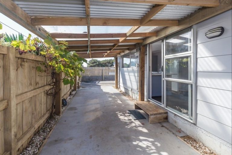 Photo of property in 40 Himatangi Street, Himatangi Beach, Foxton, 4891